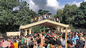 জনতার দখলে গণভবন