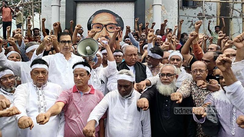 শেখ হাসিনাকে দেশে ফেরাতে কাফনের কাপড় মাথায় বেঁধে শপথ