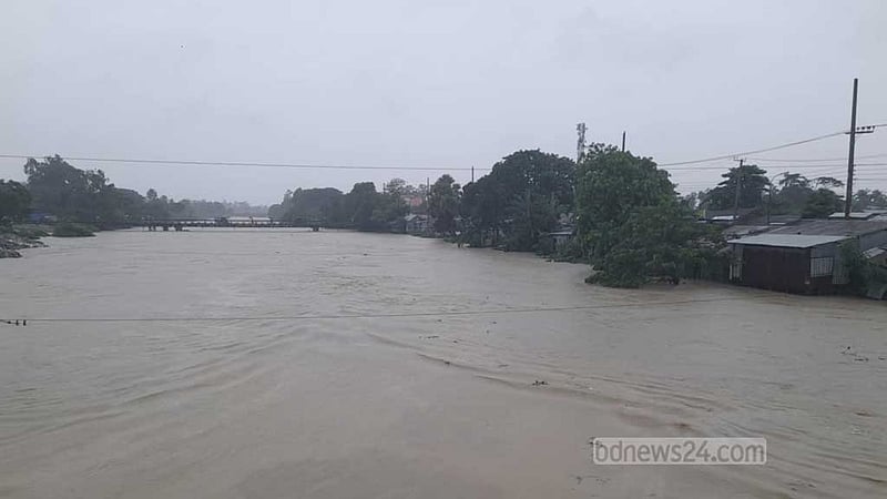 হবিগঞ্জে বিপদৎসীমার উপরে নদীর পানি, ভাঙন ঠেকানোর চেষ্টা