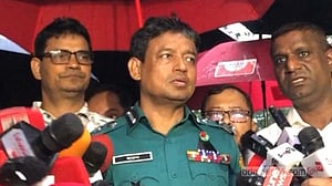হারুন ও তার স্ত্রীর দেশত্যাগে নিষেধাজ্ঞা