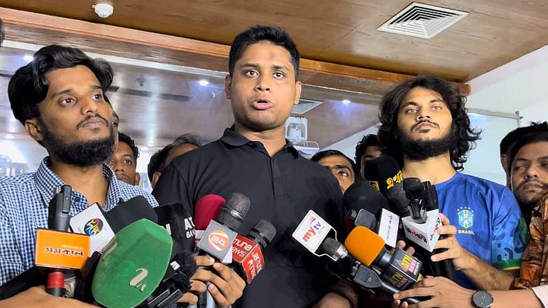 আহতদের চিকিৎসা নিশ্চিত করতে না পারা সরকারের ব্যর্থতা: হাসনাত