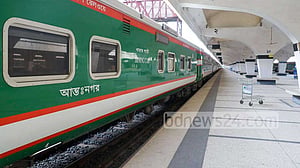 ২৮ দিন পর আন্তঃনগর ট্রেন চলাচল শুরু