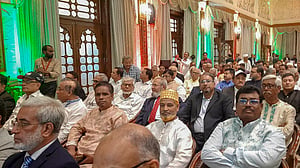 শপথ অনুষ্ঠানে আসন না পেয়ে ক্ষুব্ধ আন্দোলনকারী শিক্ষার্থীরা