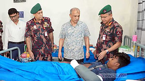বিজিবির হাসপাতাল পরিদর্শনে স্বরাষ্ট্র উপদেষ্টা, উন্নত চিকিৎসার নির্দেশ
