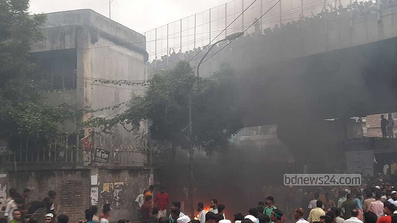 নিরাপত্তা চেয়ে ‘কর্মবিরতিতে’ পুলিশ সদস্যরা