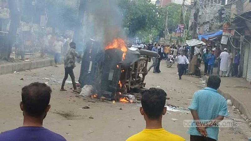 জনসন রোডে পুলিশের গাড়িতে আগুন