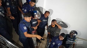 বিচারপতি মানিকের বিরুদ্ধে ‘অনুপ্রবেশ চেষ্টার’ মামলা