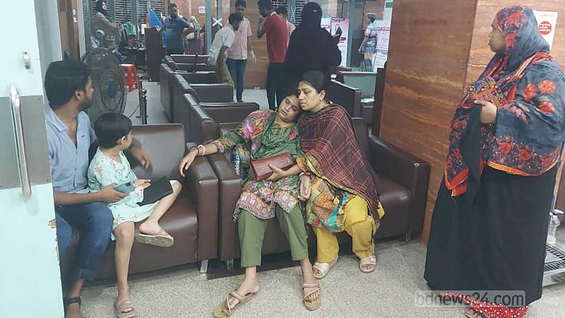 কোনো সান্ত্বনাতেই কান্না থামছে না কনস্টেবল সুমনের স্ত্রী-মেয়ের