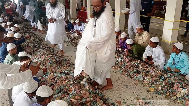 কিশোরগঞ্জের পাগলা মসজিদে মিলেছে ২৮ বস্তা টাকা, চলছে গণনা