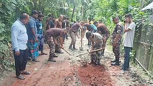 কুড়িগ্রামে রাস্তা সংস্কারে শিক্ষার্থী-গ্রামবাসীর সঙ্গে বিজিবি সদস্যরাও