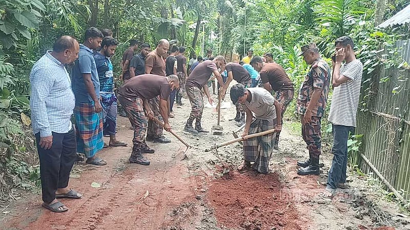 কুড়িগ্রামে রাস্তা সংস্কারে শিক্ষার্থী-গ্রামবাসীর সঙ্গে বিজিবি সদস্যরাও