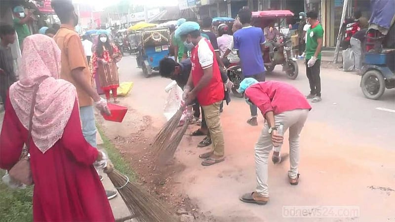 কুড়িগ্রামে ঝাড়ু হাতে সড়ক পরিচ্ছন্নতায় শিক্ষার্থীরা