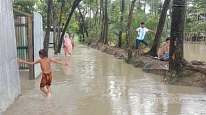 লক্ষ্মীপুরের মেঘনা পাড়ে ১ লাখ মানুষ পানিবন্দি, জ্বলছে না চুলা
