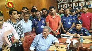 পোশাক বদলাচ্ছে পুলিশের, কর্মবিরতি প্রত্যাহার