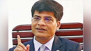 জননিরাপত্তা থেকে সরানো হল সচিব মোকাব্বিরকে