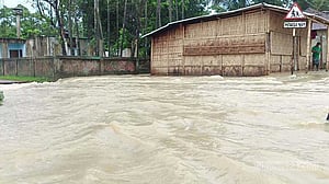মৌলভীবাজারে নদনদীর পানি বিপৎসীমার উপর, বিভিন্ন বাঁধে ভাঙন