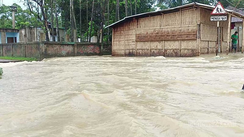 মৌলভীবাজারে নদনদীর পানি বিপৎসীমার উপর, বিভিন্ন বাঁধে ভাঙন