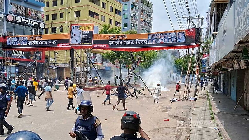 মুন্সীগঞ্জে আন্দোলনের মধ্যে ত্রিমুখী সংঘর্ষে নিহত ২