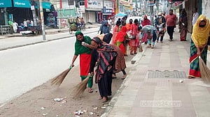 ময়মনসিংহে পরিচ্ছন্নতা অভিযানে মহিলা দল