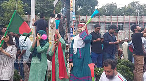 শেখ হাসিনার পতন: সারাদেশে মানুষের বিজয় মিছিল-উচ্ছ্বাস