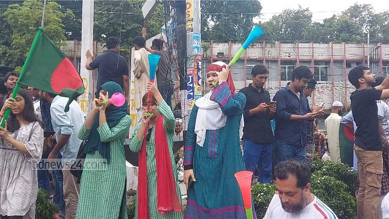 শেখ হাসিনার পতন: সারাদেশে মানুষের বিজয় মিছিল-উচ্ছ্বাস