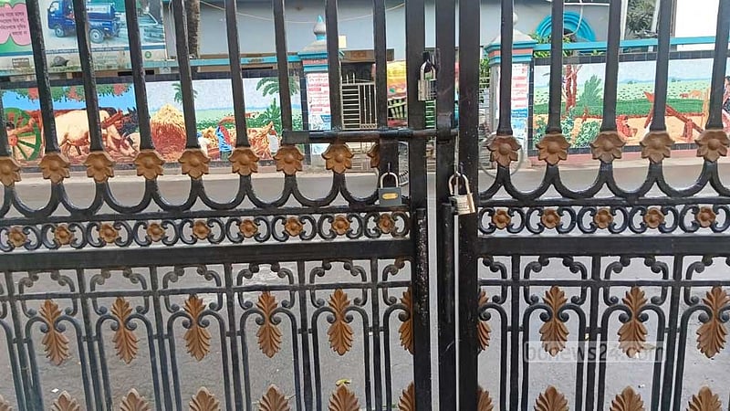 ময়মনসিংহ সিটি করপোরেশনে তালা, মেয়র-এমপিকে গ্রেপ্তারের দাবি