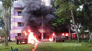 সরকার পতন: তাণ্ডবের ক্ষত জেলায় জেলায়, কাটেনি আতঙ্কও