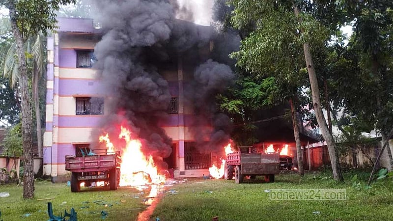 সরকার পতন: তাণ্ডবের ক্ষত জেলায় জেলায়, কাটেনি আতঙ্কও
