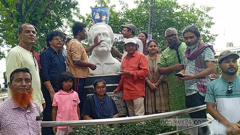 শিল্পাচার্য জয়নুল আবেদিনের ভাস্কর্য মেরামত করলেন শিল্পীরা