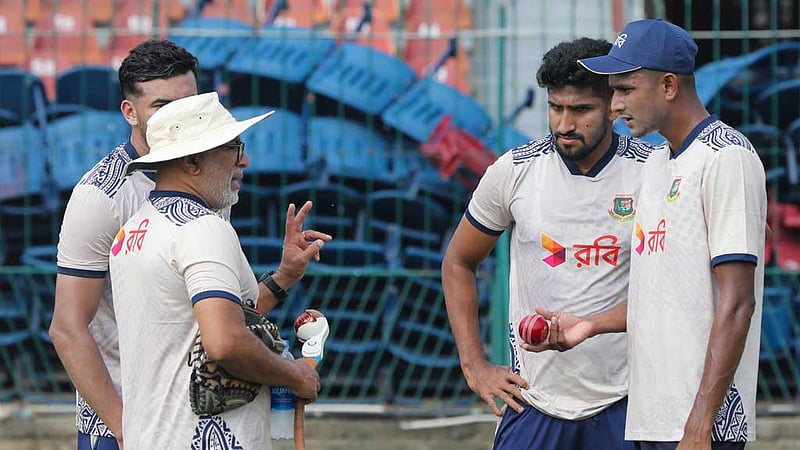 রাওয়ালপিন্ডিতে পেসারদের নিয়ে রোমাঞ্চিত হাথুরুসিংহে