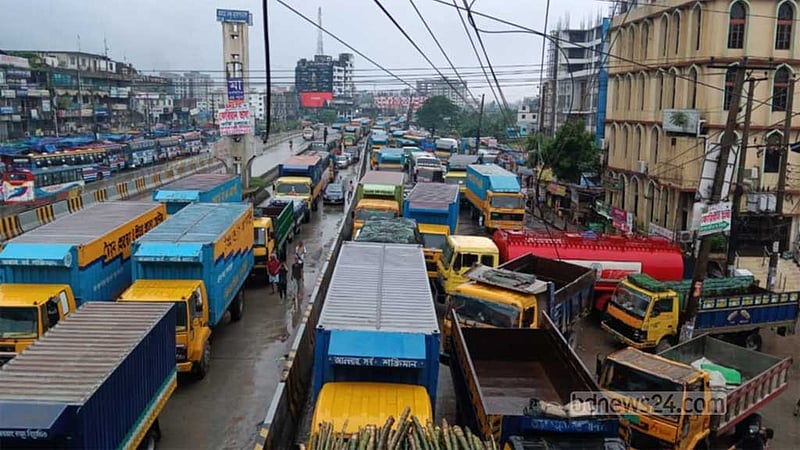 ঢাকা-চট্টগ্রাম মহাসড়কে দীর্ঘ যানজট