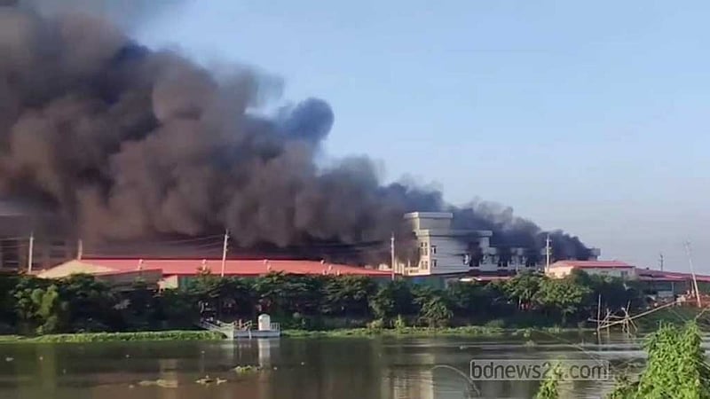 নরসিংদীতে প্রাণ আরএফএল কারখানায় আগুন, আড়াই ঘণ্টা পর নিয়ন্ত্রণে