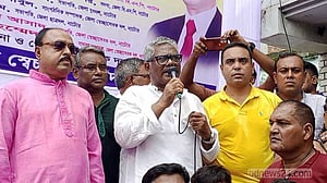 টেলিভিশন-পত্রিকা জ্বালিয়ে দেওয়ার হুমকি: ক্ষমা চাইলেন দুলু