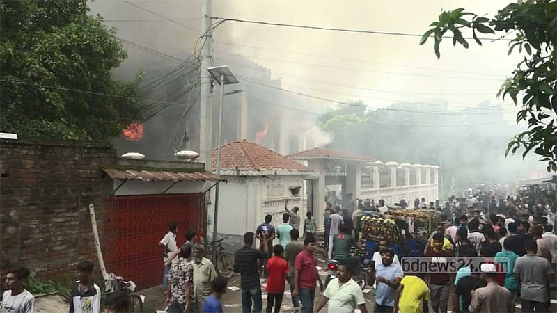 নাটোরে পুড়িয়ে দেওয়া সাবেক সংসদ সদস্যের বাড়ি থেকে ৪ লাশ উদ্ধার