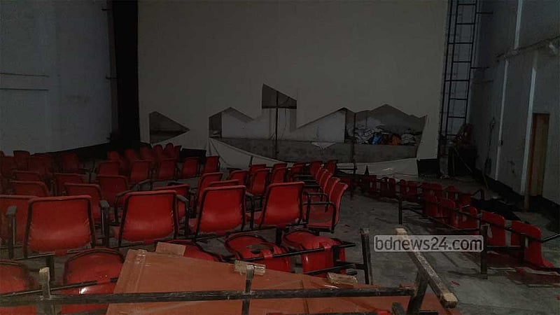 নাটোরে সিনেমা হলে ভাঙচুর-লুটপাট