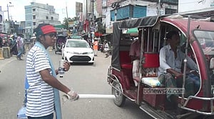 নাটোরে যানজট নিরসন ও পরিচ্ছন্নতায় শিক্ষার্থীরা