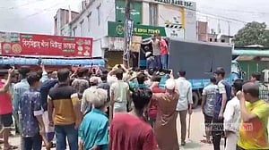 নেত্রকোণায় পুলিশের অস্ত্র ছিনিয়ে নিল আন্দোলনকারীরা