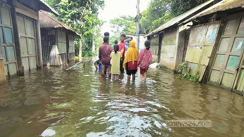 ‘অনেক ত্রাণ, কিন্তু সবাই পাইতেছে না’