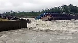 পানির চাপে বাঁধ ভেঙে মুছাপুরে আতঙ্ক