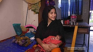 ২ গর্ভবতী নারীকে উদ্ধার, সন্তানসহ দিন কাটছে বিশ্ববিদ্যালয় হলে