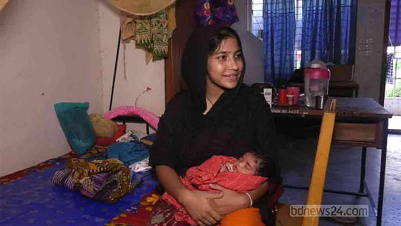 ২ গর্ভবতী নারীকে উদ্ধার, সন্তানসহ দিন কাটছে বিশ্ববিদ্যালয় হলে