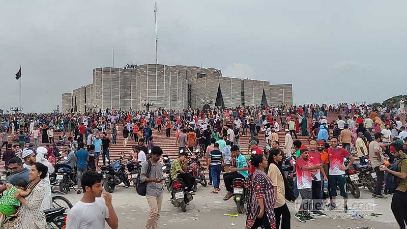 সংসদেও জনস্রোত, লেকে গোসল ও ছাদে উঠে উল্লাস
