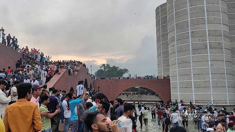 সংসদ ভবন থেকে লুট হওয়া ৪০ অস্ত্র ফেরত