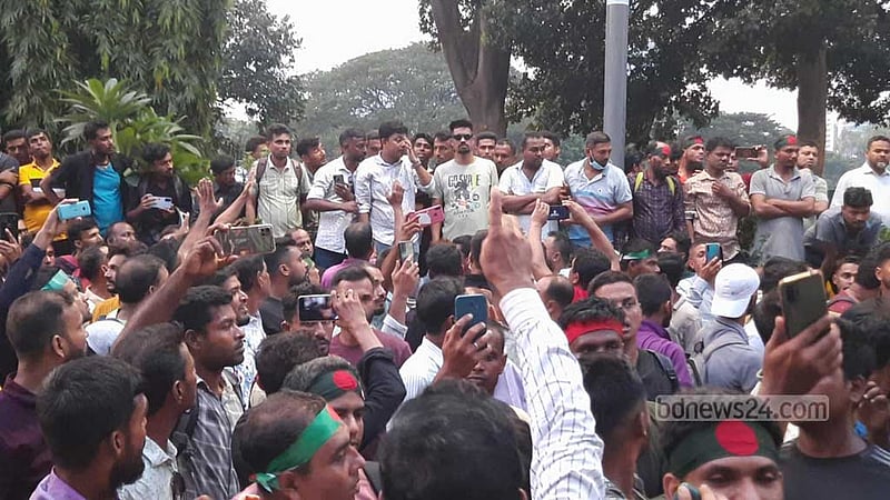 চাকরি ফিরে পেতে পুলিশ সদস্যদের বিক্ষোভ, আইজিপির আশ্বাসে কর্মসূচি প্রত্যাহার