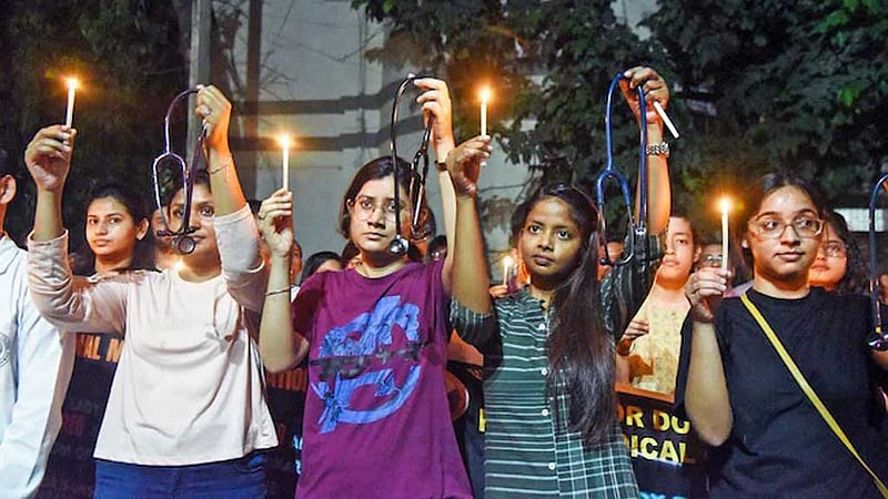 ভারতের পশ্চিমবঙ্গে ‘রাত দখলের আন্দোলনে’ নারীরা