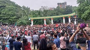 রবীন্দ্র সরোবরে শিল্পীরা, অনেকে ছুটলেন শহীদ মিনারে