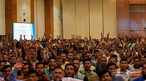 পুলিশে ক্ষোভ: রাজারবাগে যা যা হল