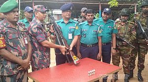 রাজশাহীতে লুট হওয়া অস্ত্র উদ্ধার করে পুলিশকে হস্তান্তর করল বিজিবি