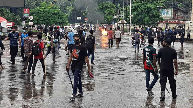 কোটা: রাজশাহীতে ৩ পুলিশ বক্সে অগ্নিসংযোগ, পুলিশসহ আহত ২