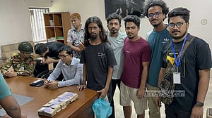 রাস্তার ধারে টাকাভর্তি ব্যাগ, গুনে মিলল ১৭ লাখ ৯২ হাজার